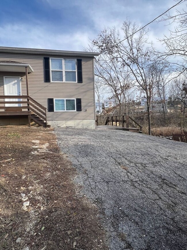 Photo - 4 bed 1.5 bath home close to I-44