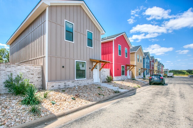 Building Photo - 1009 Holiday Dr