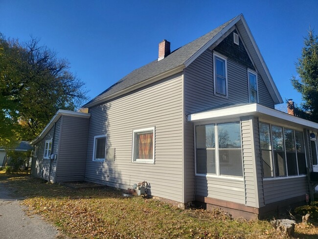 Photo - 915 N Main St