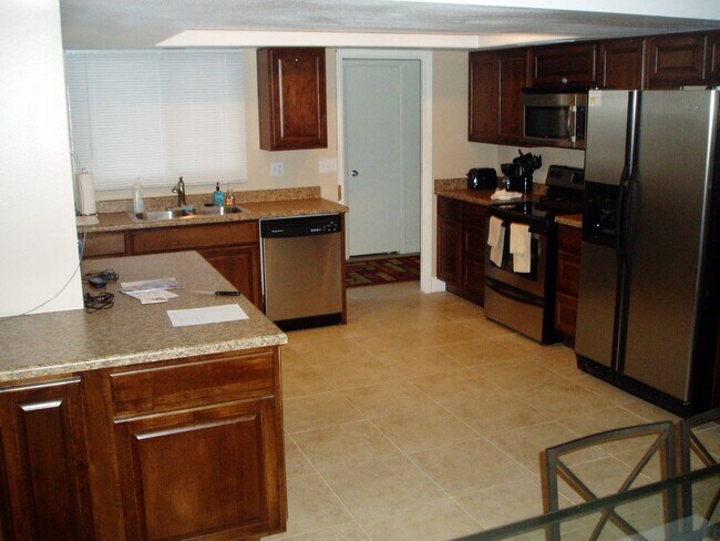 Photo - 5 Bedroom 3 Bath home close to ASU - POOL AND TURF BACKYARD