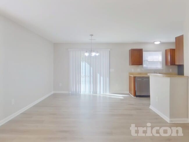 Photo - 258 Drooping Leaf Ln