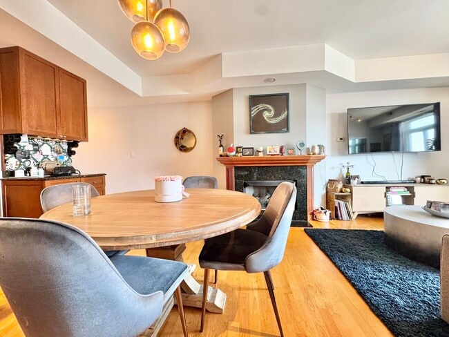 Photo - 680 N Green St Unit 706