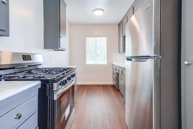 Photo - Classic Courtyard Building on Venice Blvd ...