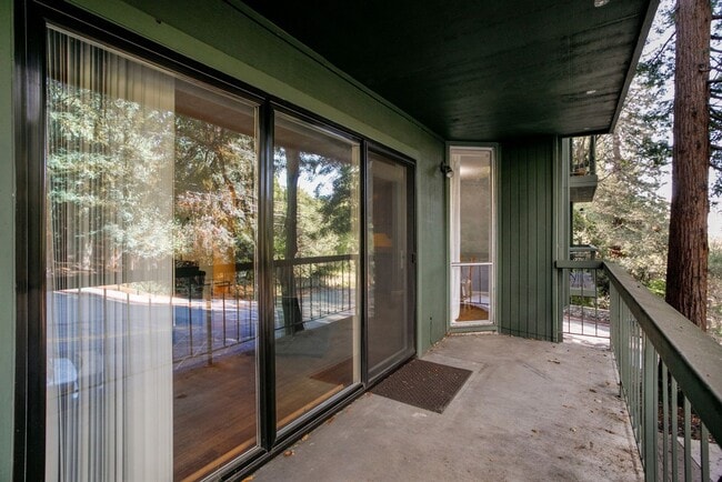 Building Photo - North Campus Location! Rental