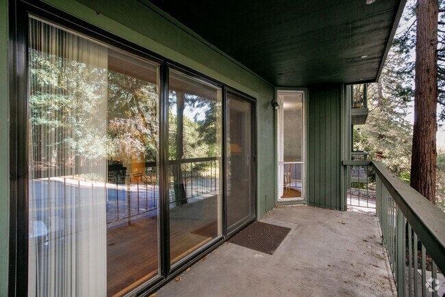 Building Photo - North Campus Location! Rental