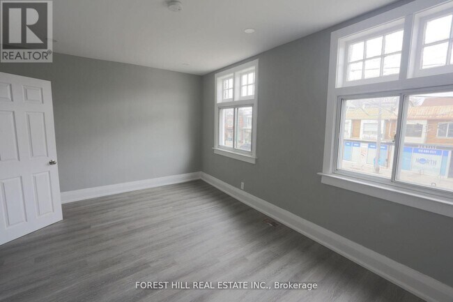 Photo - 919 Kingston Rd