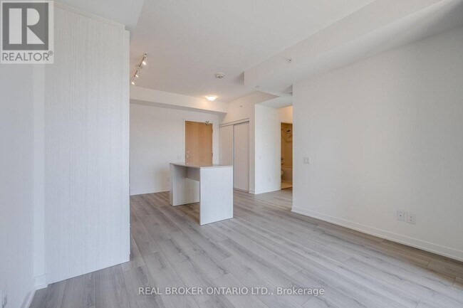 Photo - 1787 St Clair Ave W Unité 723