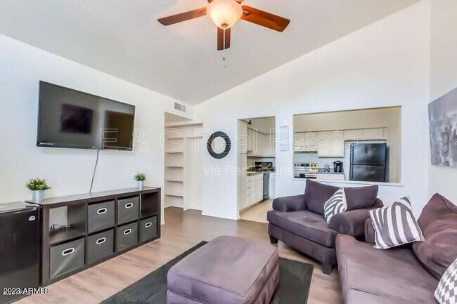 Building Photo - 525 N May Unit 10