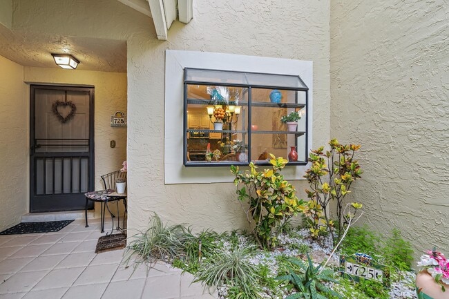 Photo - 725 Windermere Way