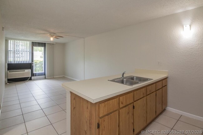 Building Photo - 2771 Riverside Dr Unit 109-A