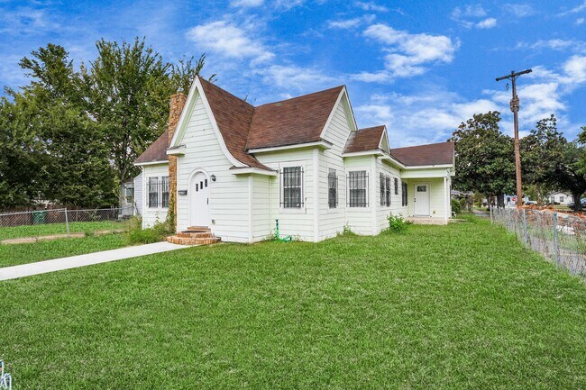 Photo - 3319 Holman St