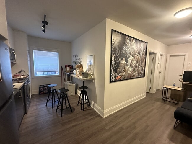 Building Photo - 595 St Clair Ave W Unit 7