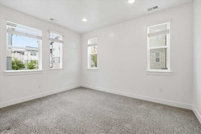Photo - 475 W 60 S