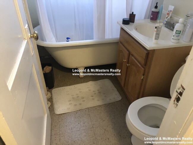 Building Photo - 64 Woodstock Ave Unit 9