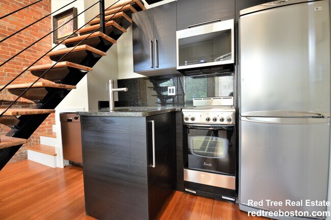 Photo - 1689 Beacon St