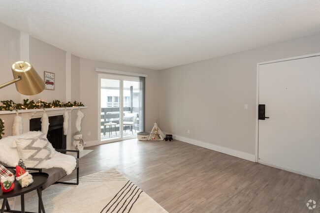 2BR, 1.5BA - 923SF - 39 North