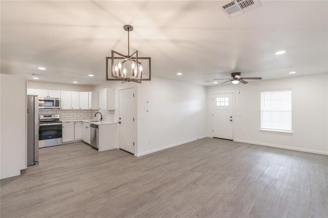 Photo - 566 Parkhill Cir