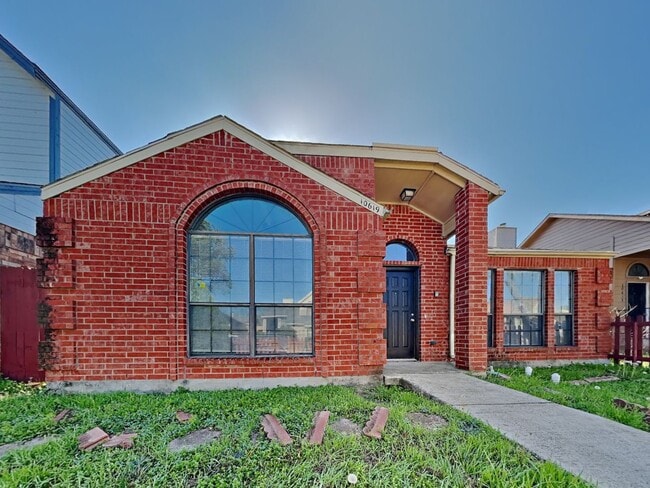 Building Photo - Charming 3BR Home for Rent in Hillside Heights, Dallas TX | Vaulted Ceilings | 2-Car Garage | Pet...