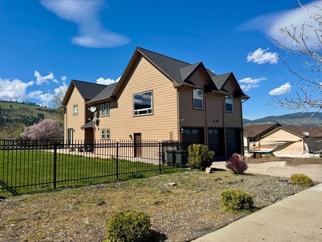 Building Photo - 130 Ridge Dr Unit Whole House