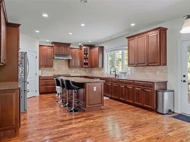 4 Bedroom Single Family Home in Holliston - 4 Bedroom Single Family Home in Holliston