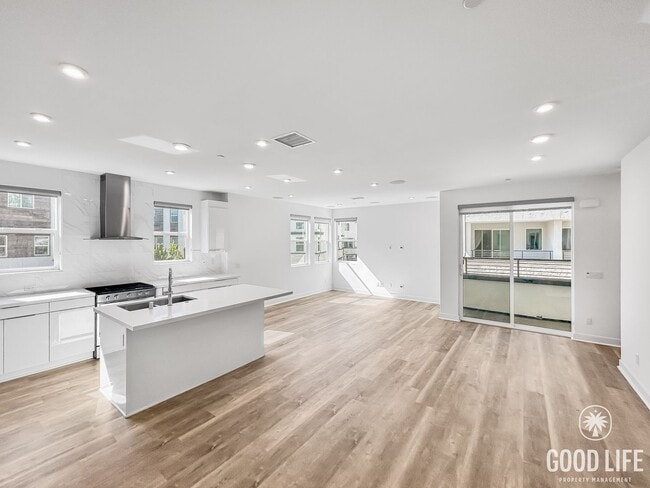 Building Photo - Beautiful 3BD/2.5BA W/ AC and Attached Gar...