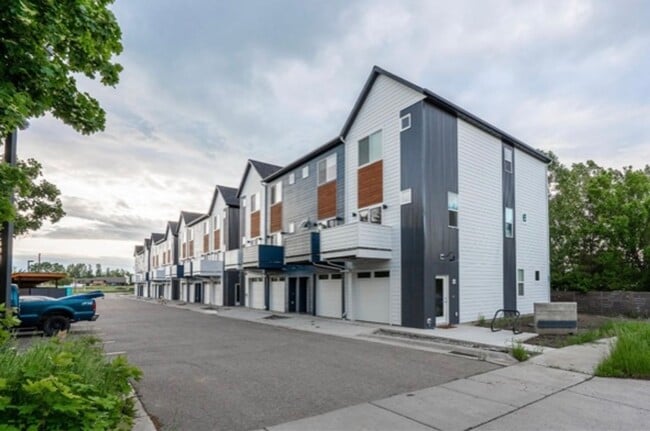 3-Story Urban Walk Up at a modern communit... - 3-Story Urban Walk Up at a modern communit... Casa