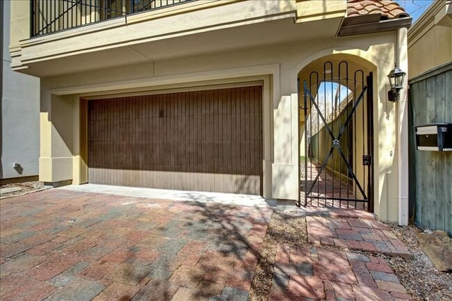 Photo - 2318 Welch St