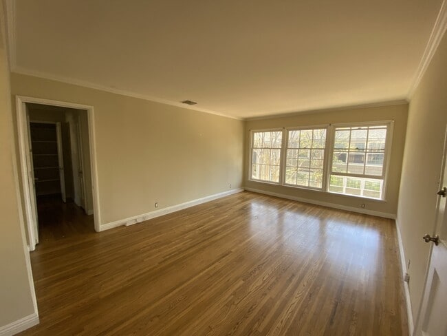 Living Area - 300-322 N. Hollywood Way