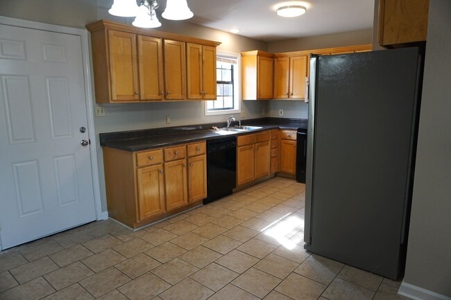 Photo - 4 Bedroom Home Within Minutes from NEA Hospital