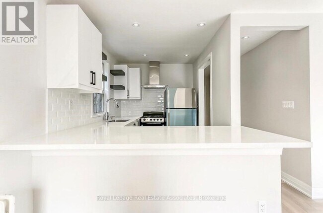 Photo - 237 Lakeshore Rd E