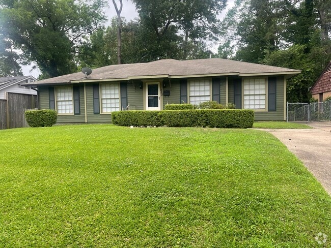 Building Photo - Spacious Inside & Out! Rental