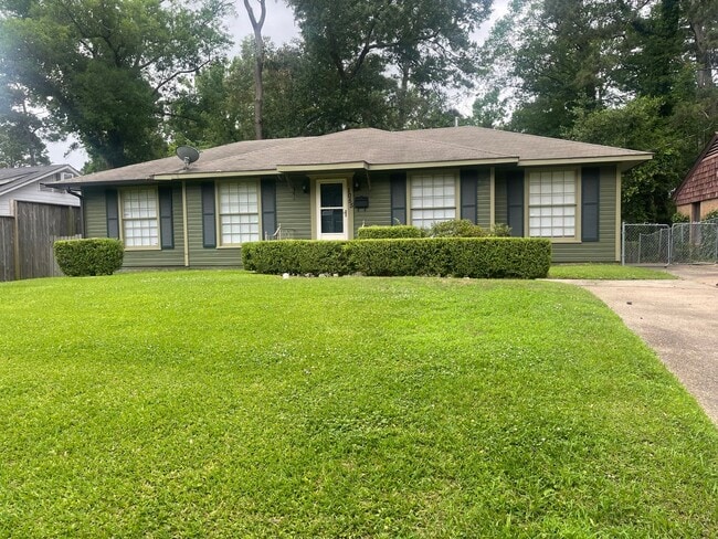 Spacious Inside & Out! - Spacious Inside & Out! House