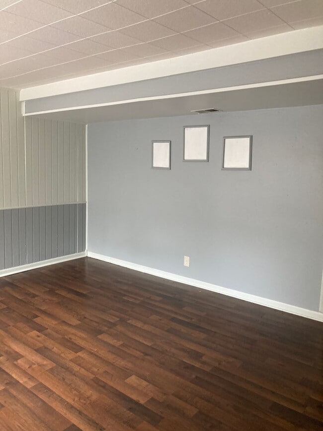 Photo - One Bedroom Apartment with den area- ALL UTILITIES INCLUDED!! Unit 514 1/2
