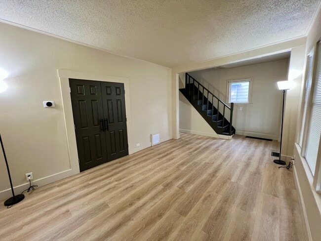 Photo - 647 Wooster Rd W