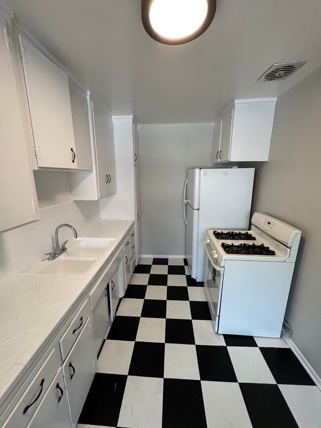 Photo - 5420 Russell Ave