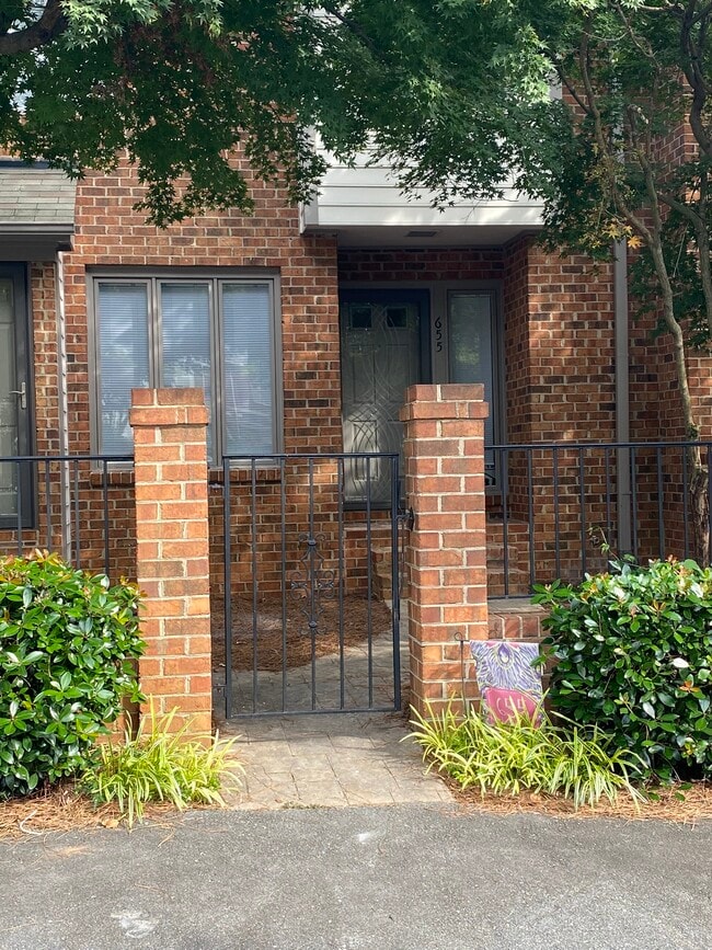 Building Photo - 655 Croston Dr