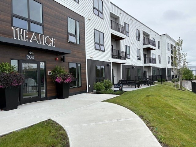 Building Photo - 203 Lowell St Unit 105 Rental