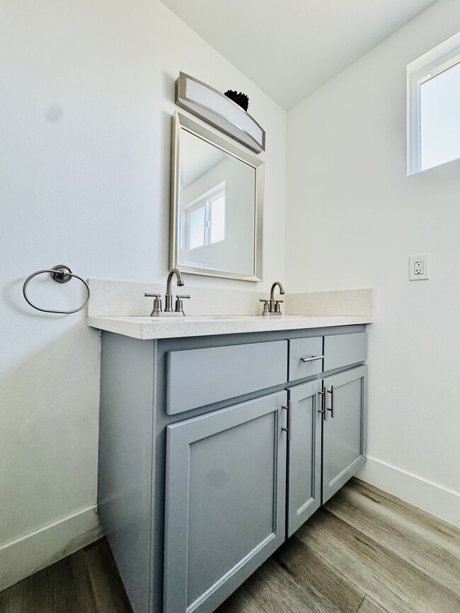 Photo - 215 E 29th St