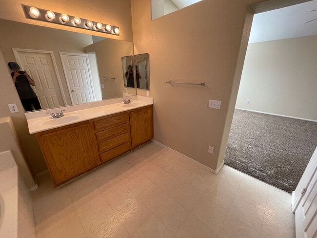 Photo - 3 Bedroom 2 1/2 Bathroom w/Den & Loft