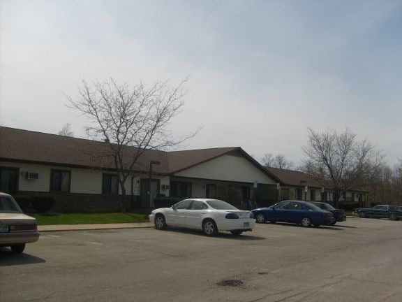 Mucho espacio de estacionamiento, 1 nivel edificio - Belle River Court