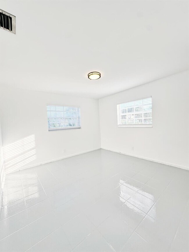 Photo - 207 Huron Pl