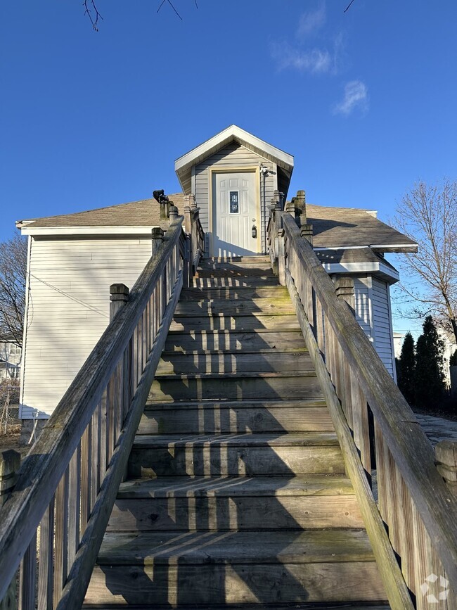 Building Photo - 320 1/2 Highland Ave. Upper Unit Upper Rental