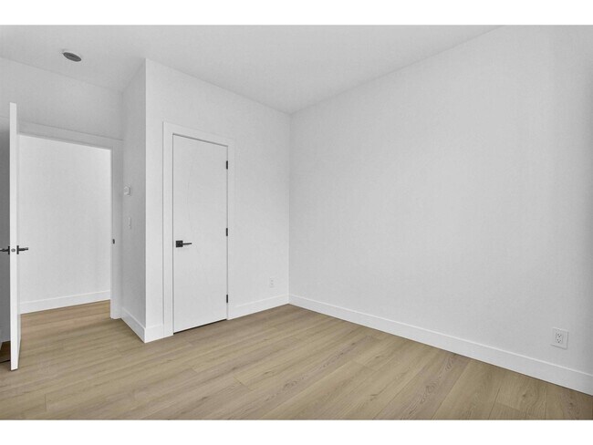 Photo - Suite-167xx 16A STREET