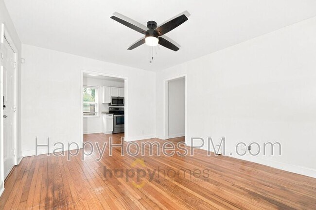 Photo - 3955 Christopher St