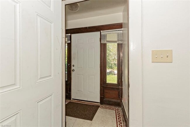 Entry Foyer - 2407 Woodmere Dr