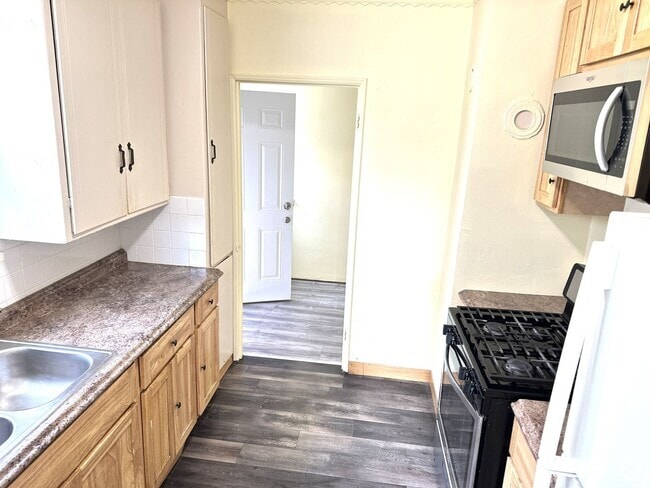 Building Photo - 2 BED/1 BATH/Home For RENT! Cozy, and Char...
