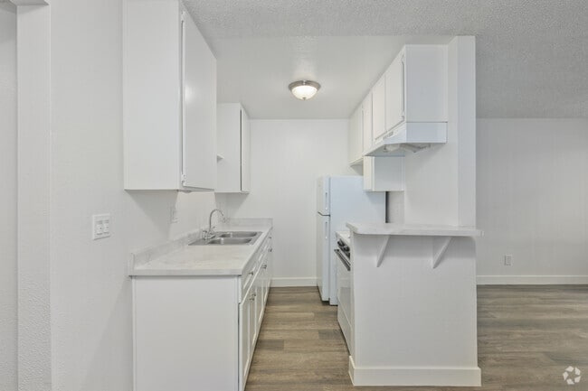 1BR, 1BA - 558SF - Kitchen - Kendall Brook Apartments