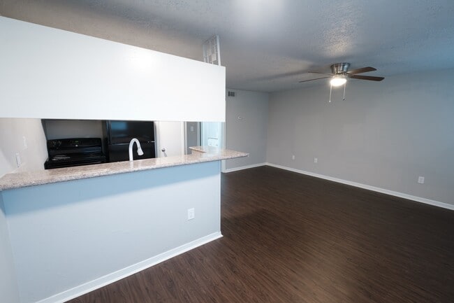 Photo - 6519 Sloan St