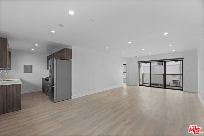 Photo - 725 N Alfred St Unidad 202