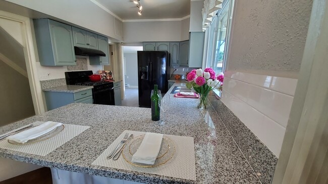 Photo - 1456 Roslyn St